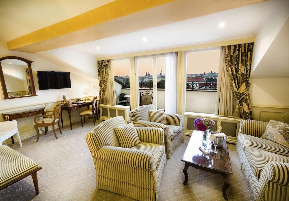 Luxury Family Hotel Royal Palace Прага Экстерьер фото Suite