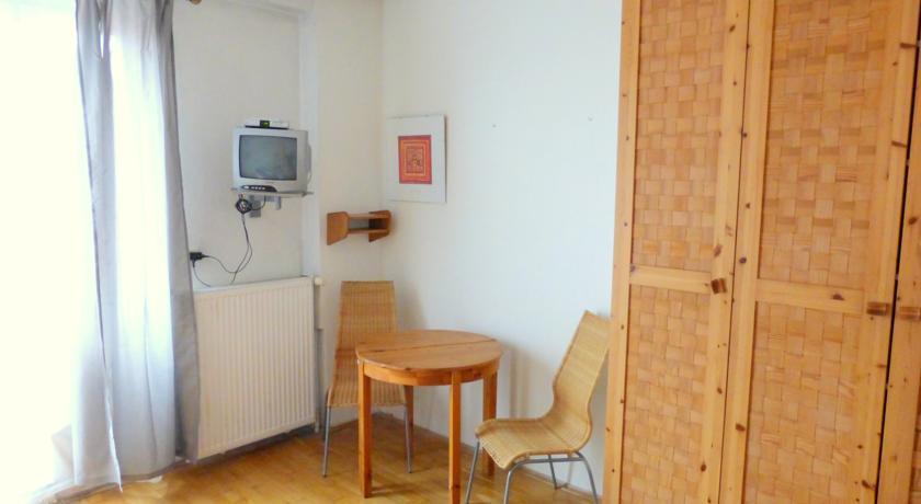 Luxury Family Hotel Royal Palace Прага Экстерьер фото A typical room at the International House