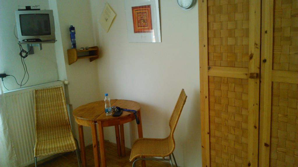 Luxury Family Hotel Royal Palace Прага Экстерьер фото A typical room at the hostel