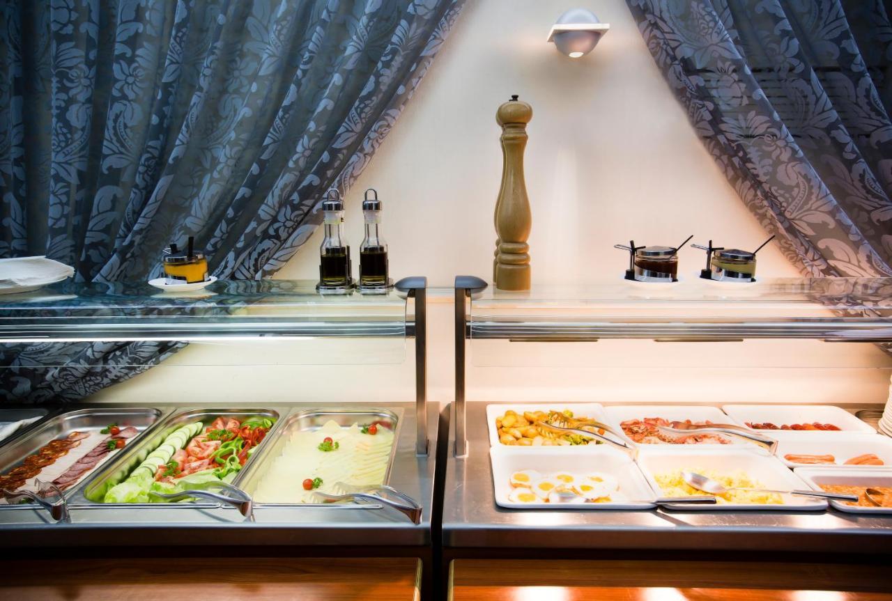 Luxury Family Hotel Royal Palace Прага Экстерьер фото A salad bar