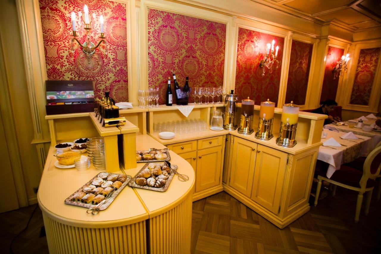Luxury Family Hotel Royal Palace Прага Экстерьер фото The interior of the restaurant