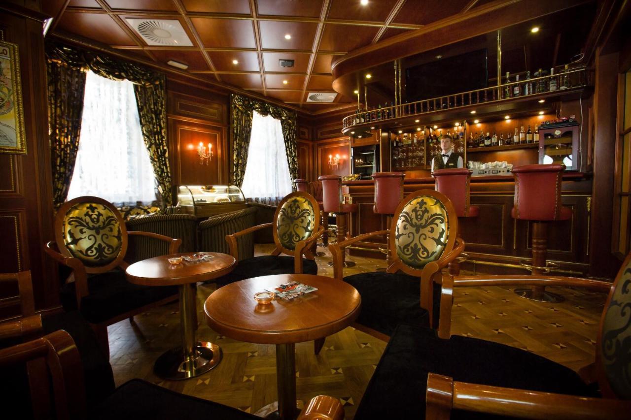 Luxury Family Hotel Royal Palace Прага Экстерьер фото The bar