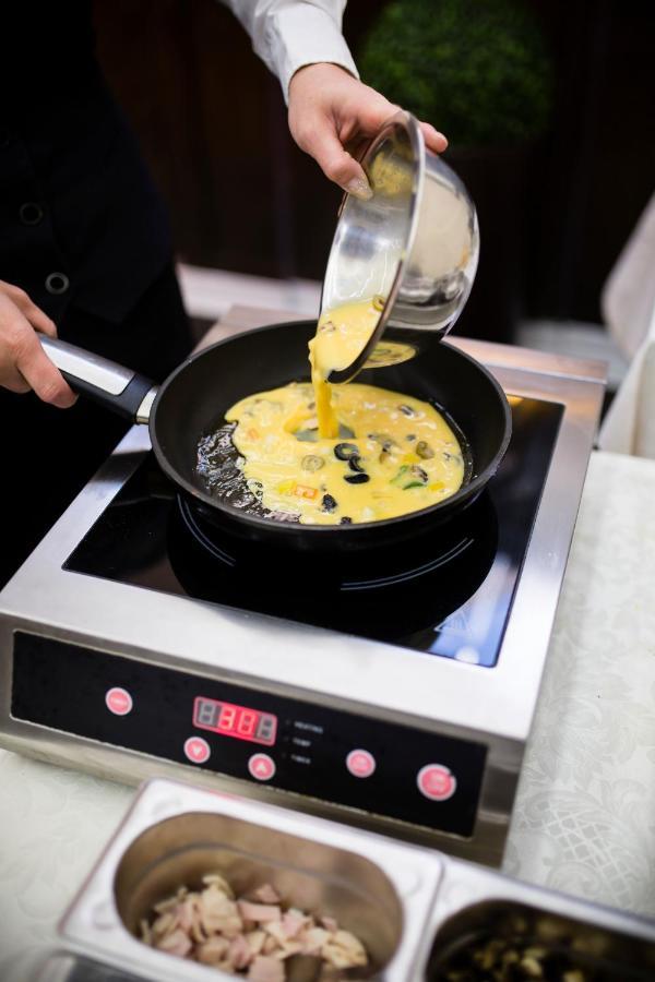 Luxury Family Hotel Royal Palace Прага Экстерьер фото Induction cooking