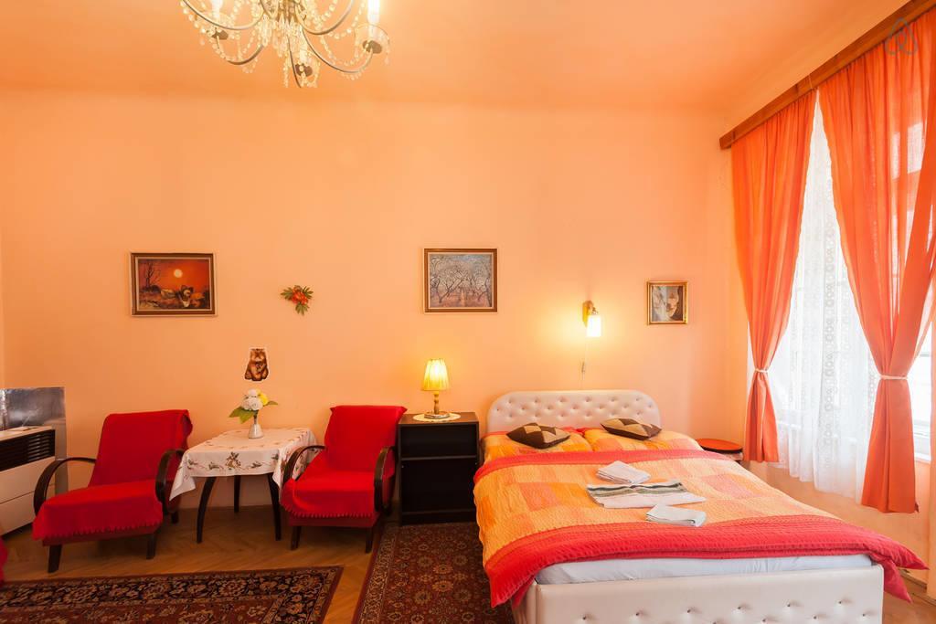 Luxury Family Hotel Royal Palace Прага Экстерьер фото A typical hotel room