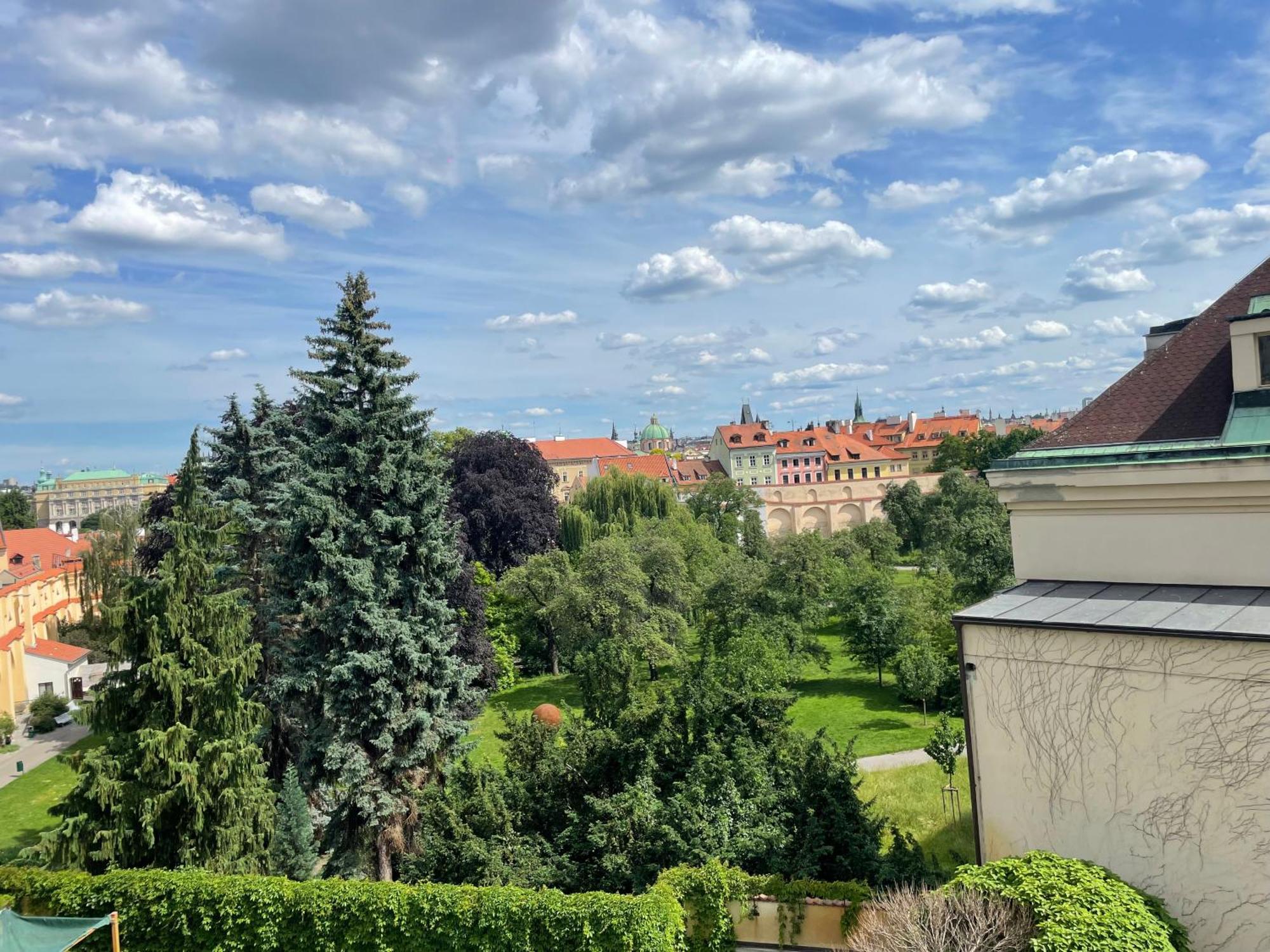 Luxury Family Hotel Royal Palace Прага Экстерьер фото View of the park