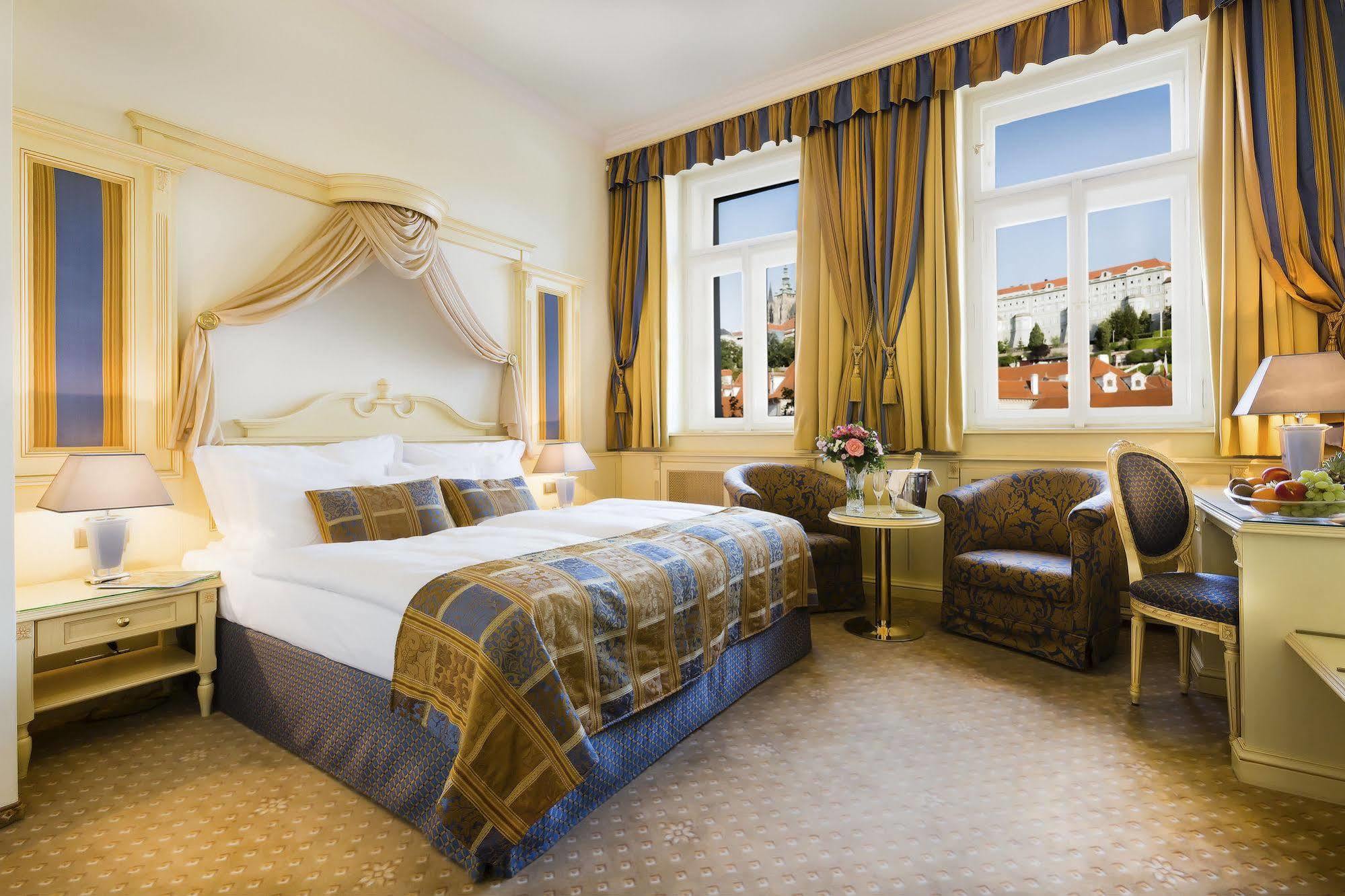 Luxury Family Hotel Royal Palace Прага Экстерьер фото