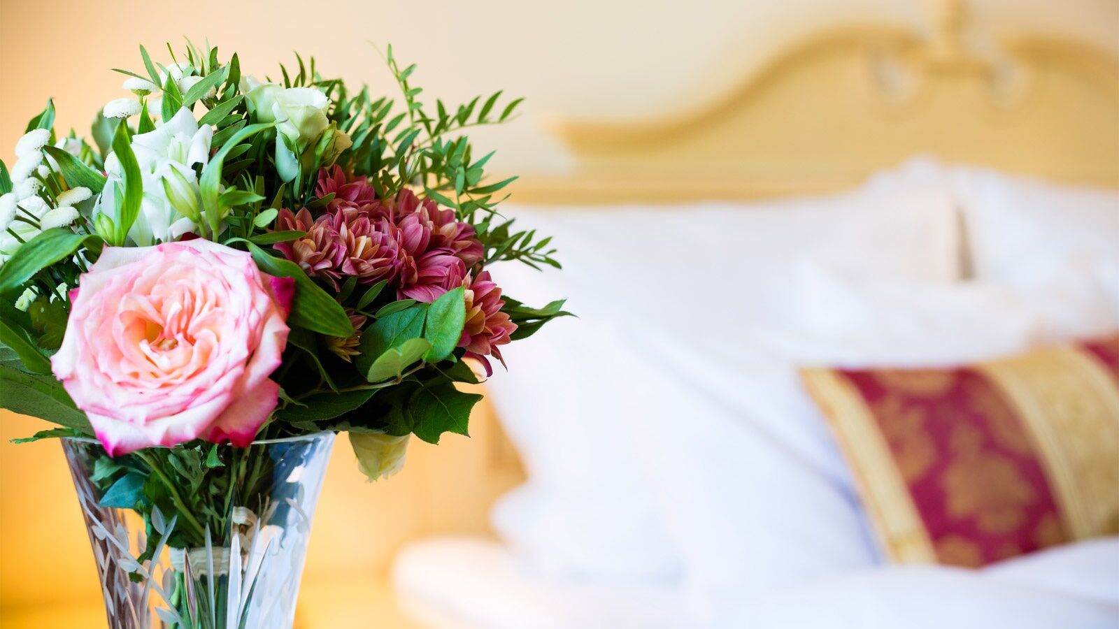 Luxury Family Hotel Royal Palace Прага Номер фото A bouquet of flowers