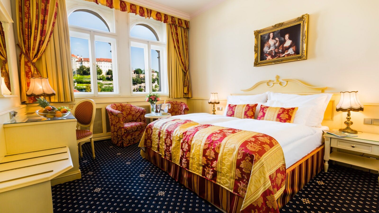 Luxury Family Hotel Royal Palace Прага Номер фото A room at the hotel