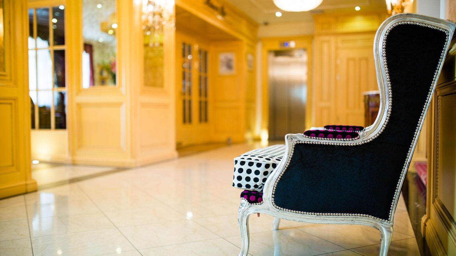Luxury Family Hotel Royal Palace Прага Номер фото Interior of the hotel