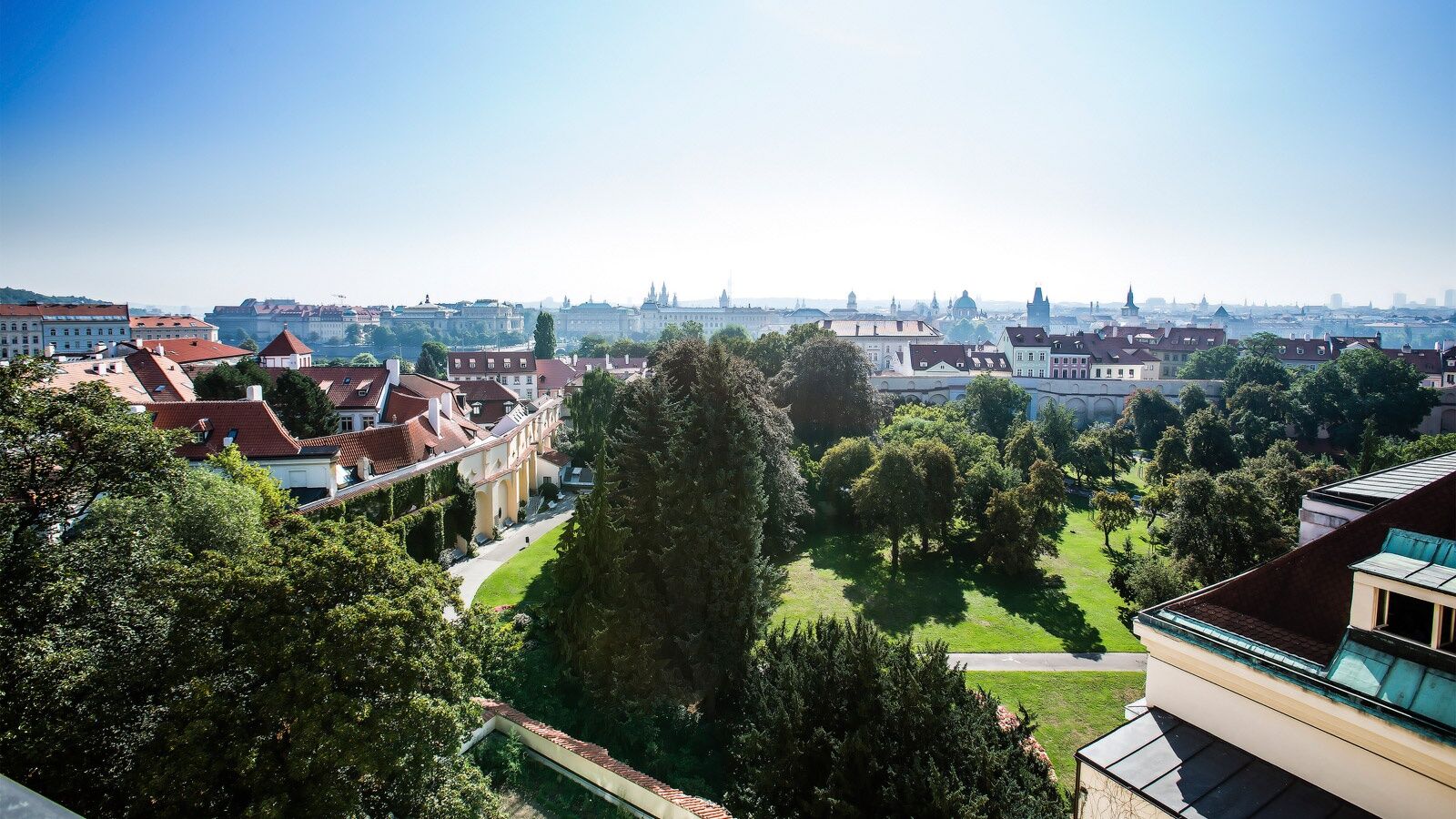 Luxury Family Hotel Royal Palace Прага Экстерьер фото View of the park