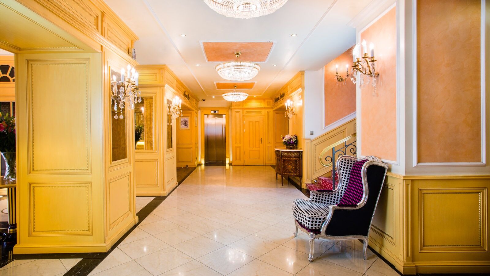 Luxury Family Hotel Royal Palace Прага Интерьер фото Interior of the hotel