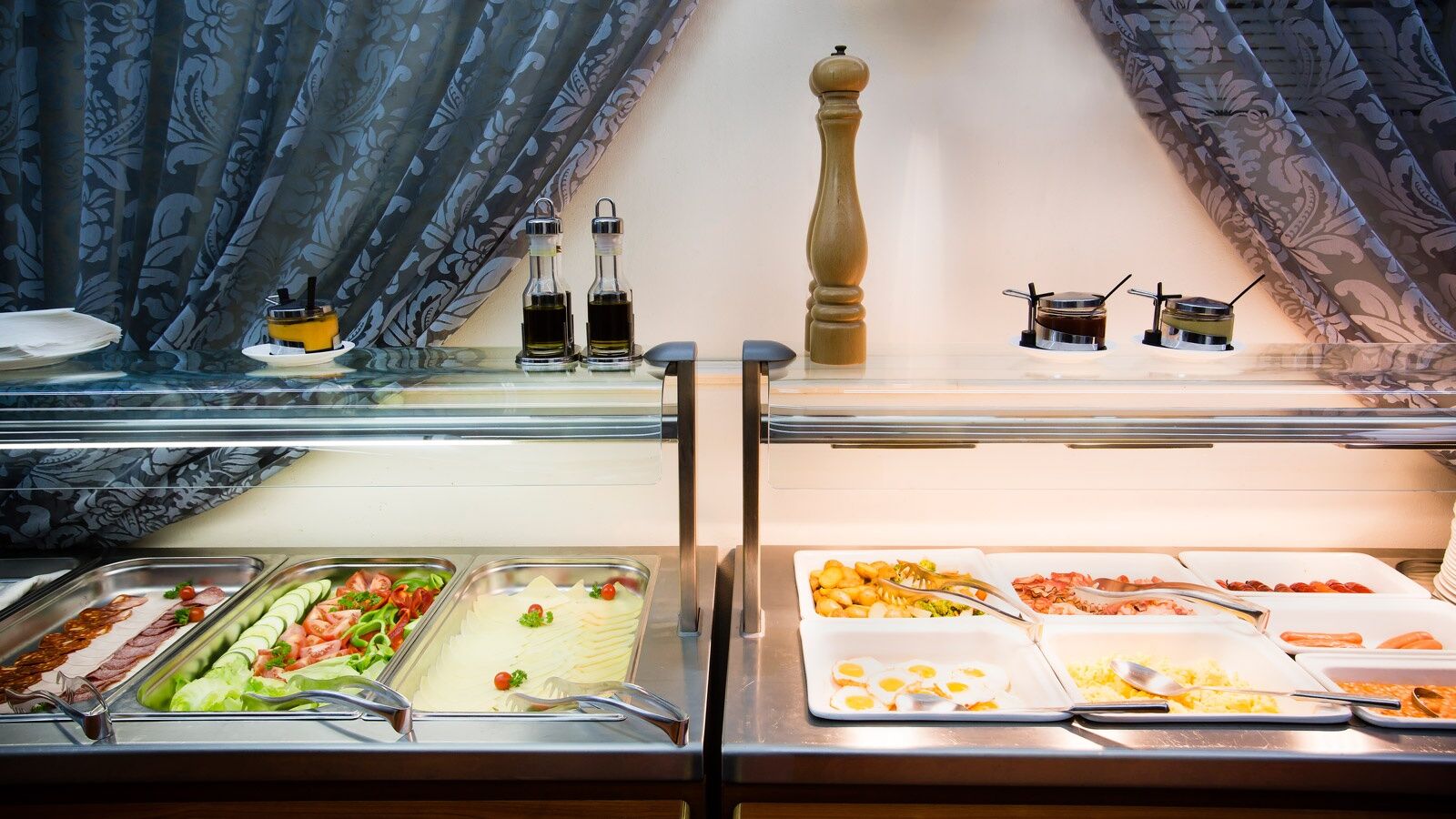 Luxury Family Hotel Royal Palace Прага Ресторан фото A salad bar