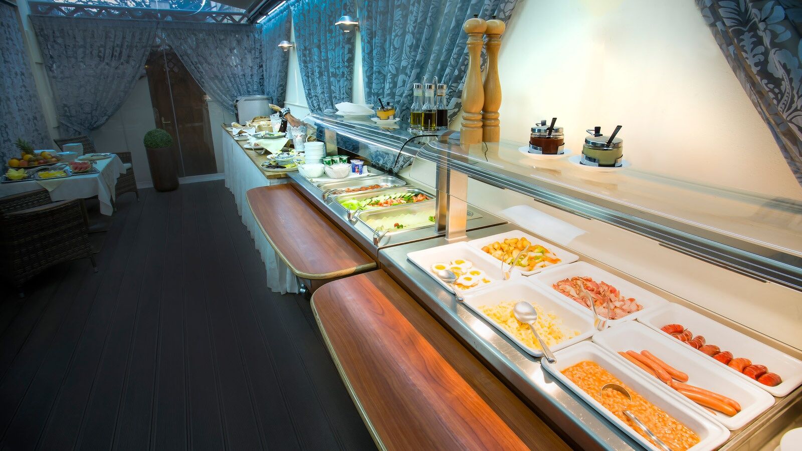 Luxury Family Hotel Royal Palace Прага Ресторан фото A salad bar