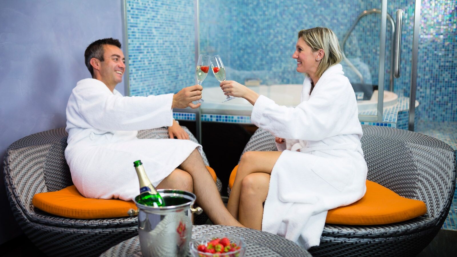 Luxury Family Hotel Royal Palace Прага Удобства фото A couple wearing bathrobes